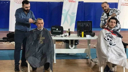 Gönüllü berber ve kuaförler, depremzedeleri tıraş etti