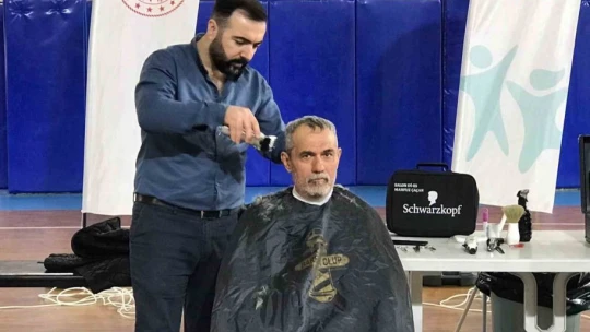 Gönüllü berber ve kuaförler, depremzedeleri tıraş etti