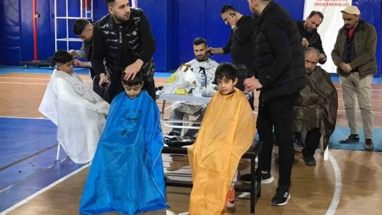 Gönüllü berber ve kuaförler, depremzedeleri tıraş etti