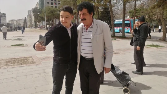 Görenler şoke oldu, 'Müslüm Gürses' Elazığ sokaklarını turladı