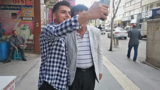 Görenler şoke oldu, 'Müslüm Gürses' Elazığ sokaklarını turladı
