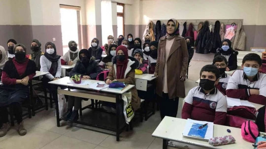 Görme engelinin engel olmasına izin vermedi, Rukiye öğretmen engelleri aşarak çocukluk hayalini gerçekleştirdi