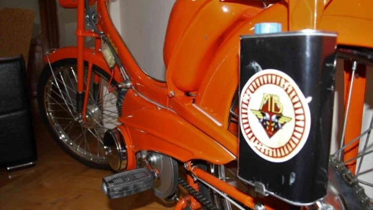 Gözü gibi baktığı motorunu evinin odasında muhafaza ediyor