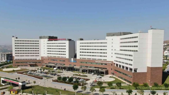 Guatr hastası iki kız kardeş, Fethi Sekin Şehir Hastanesindeki operasyonla sağlıklarına kavuştu