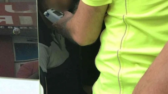 Gündüz vakti zil zurna sarhoş olan sürücü yayaya çarptı