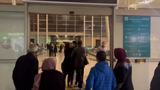 Güney Kore'de bırakmak zorunda kaldığı oğlunu 8 yıl sonra kucakladı