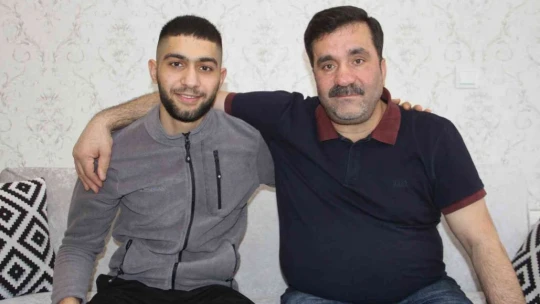 Güney Kore'de bırakmak zorunda kaldığı oğlunu 8 yıl sonra kucakladı