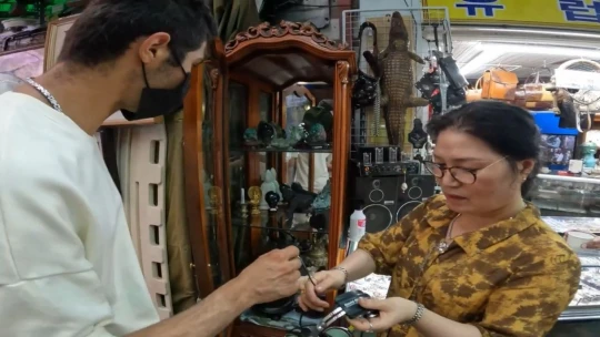 Güney Kore'de bırakmak zorunda kaldığı oğlunu 8 yıl sonra kucakladı