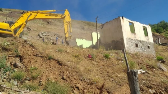 Haberi olmadan tapusuna şerh konuldu, evi yıkıldı