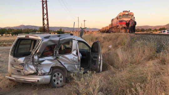 Hafif ticari araca tren çaptı: Yaralı sürücü canının yerine taşıdığı kaçak tütünü saklamanın derdine düştü