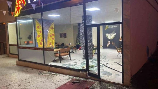 Hafif ticari aracın iş yerinin vitrinine çarpma anı güvenlik kamerasında