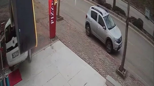 Hafif ticari aracın iş yerinin vitrinine çarpma anı güvenlik kamerasında