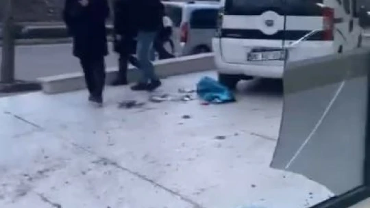 Hafif ticari aracın iş yerinin vitrinine çarpma anı güvenlik kamerasında