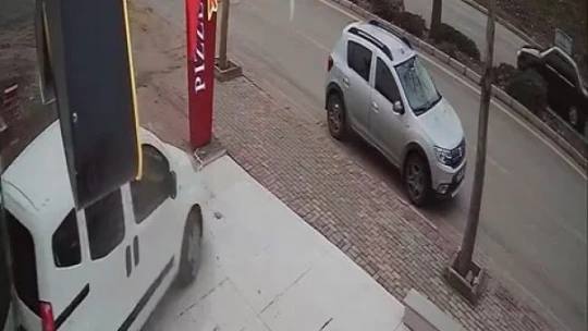Hafif ticari aracın iş yerinin vitrinine çarpma anı güvenlik kamerasında