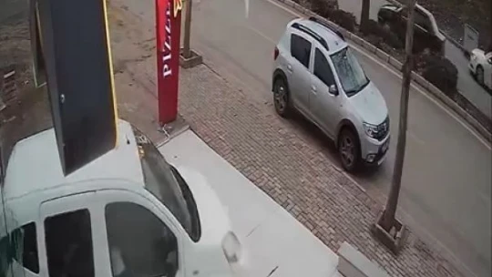 Hafif ticari aracın iş yerinin vitrinine çarpma anı güvenlik kamerasında