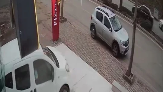 Hafif ticari aracın iş yerinin vitrinine çarpma anı güvenlik kamerasında