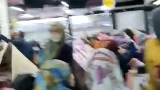 Halılar 50 liradan satışa çıktı, kalabalık koronayı unuttu