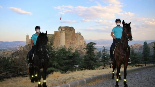 Harput'ta atlı jandarma timlerine yoğun ilgi