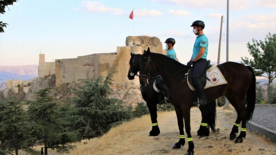 Harput'ta atlı jandarma timlerine yoğun ilgi