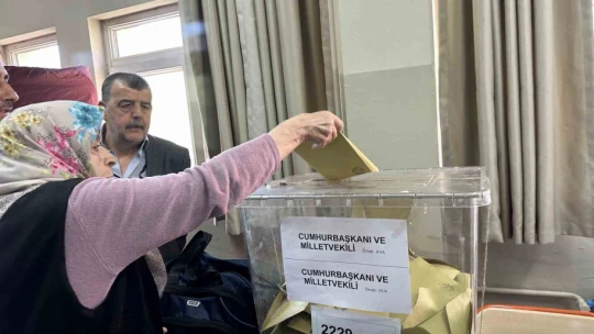 Hasta seçmenler ekiplerin yardımıyla sandığa gitti