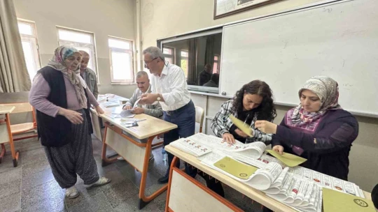 Hasta seçmenler ekiplerin yardımıyla sandığa gitti