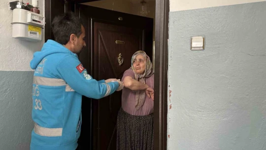 Hasta seçmenler ekiplerin yardımıyla sandığa gitti