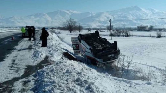Hasta taşıyan ambulans kaygan yolda takla attı: 1 yaralı