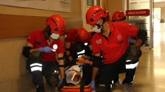 Hastanede gerçeği aratmayan yangın ve deprem tatbikatı