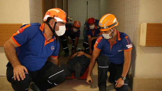 Hastanede gerçeği aratmayan yangın ve deprem tatbikatı