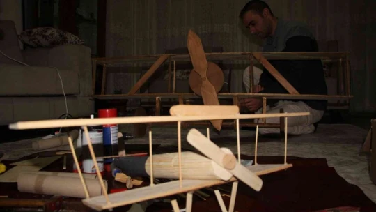 Hayali için evini atölyeye çevirdi, maket uçak yapmaya başladı