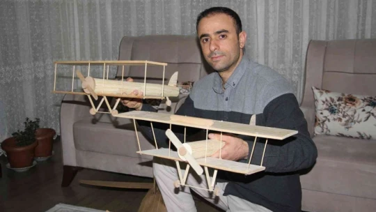 Hayali için evini atölyeye çevirdi, maket uçak yapmaya başladı