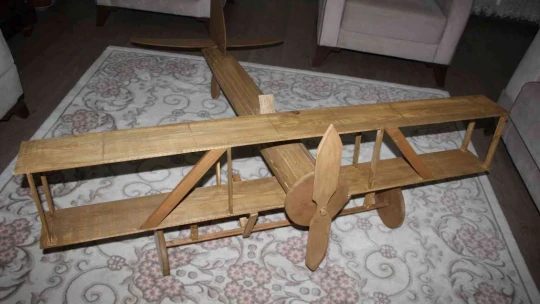 Hayali için evini atölyeye çevirdi, maket uçak yapmaya başladı