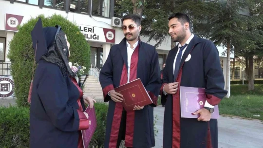 Hayali olan inşaat mühendisliğini 58 yaşında kazandı, 63 yaşında kep attı