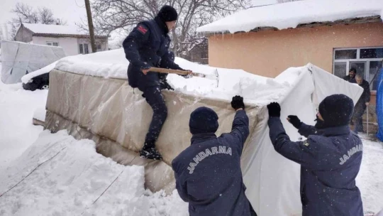 Hayvanlarının yemi karla kaplı çadırın altında kalan engelli vatandaşın imdadına jandarma koştu