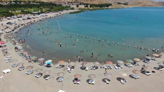 Hazar Gölü'ndeki plajlar Ege ve Akdeniz'i aratmıyor