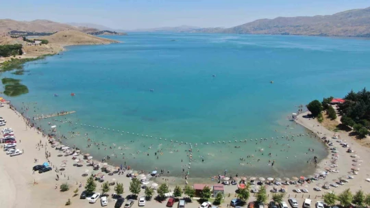 Hazar Gölü'ndeki plajlar Ege ve Akdeniz'i aratmıyor