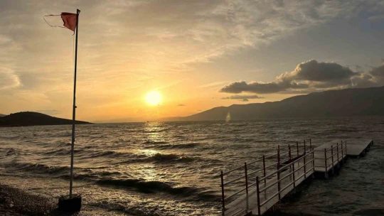 Hazar Gölü üzerinde doğan güneş, görenleri mest etti