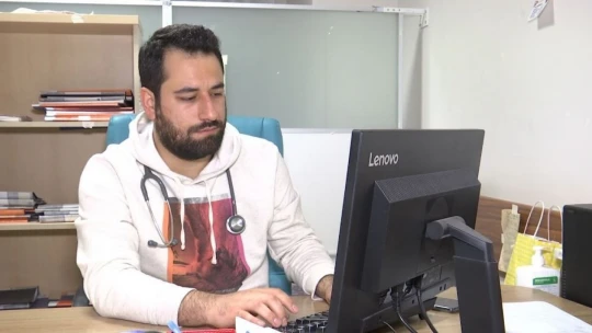 Hem randevuya geç geldi, hem de doktoru darp etti