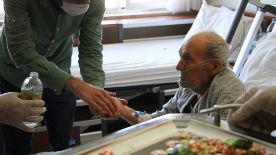 Sağlık Çalışanlarını Görünce Gözyaşlarına Hakim Olamadı