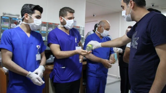 Sağlık Çalışanlarını Görünce Gözyaşlarına Hakim Olamadı