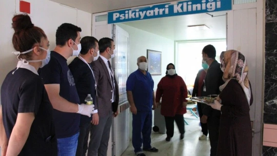 Sağlık Çalışanlarını Görünce Gözyaşlarına Hakim Olamadı
