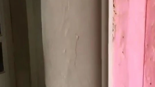 Hırsızlar güpegündüz kapısını ve pencere korkuluklarını çaldıkları evi talan etti