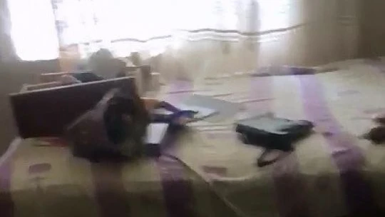 Hırsızlar güpegündüz kapısını ve pencere korkuluklarını çaldıkları evi talan etti