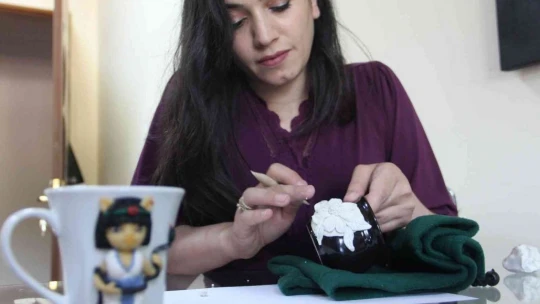 Hobisini mesleğe dönüştüren 2 çocuk annesi, aile ekonomisine katkı sağlıyor