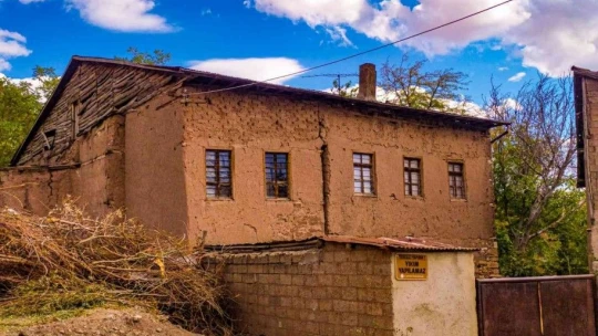 Hüseynik Mahallesi'ndeki tarihi konaklar, sonbaharla birlikte ayrı bir güzelliğe büründü