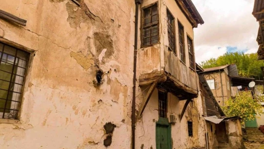 Hüseynik Mahallesi'ndeki tarihi konaklar, sonbaharla birlikte ayrı bir güzelliğe büründü