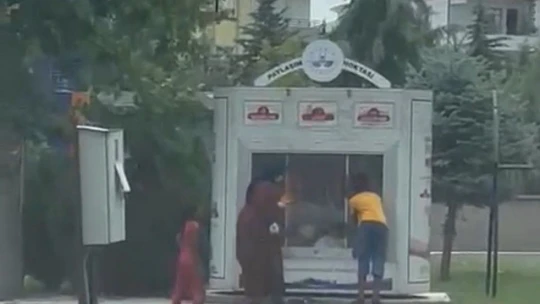 İhtiyaç sahipleri için paylaşım noktasına bırakılan elbiseleri çaldılar