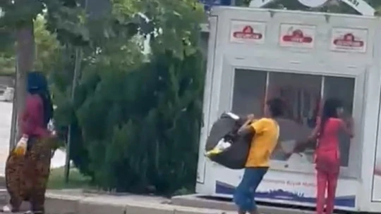İhtiyaç sahipleri için paylaşım noktasına bırakılan elbiseleri çaldılar