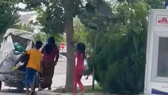 İhtiyaç sahipleri için paylaşım noktasına bırakılan elbiseleri çaldılar