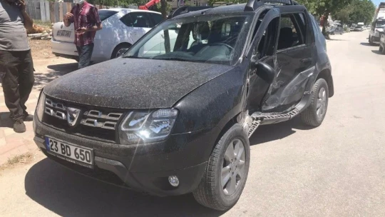 İki araç çarpıştı, sürücülerden biri yaralandı